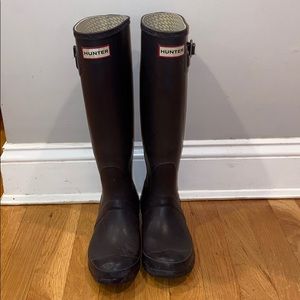 Matte purple Hunter rainboots sz 7 w/ fleece socks